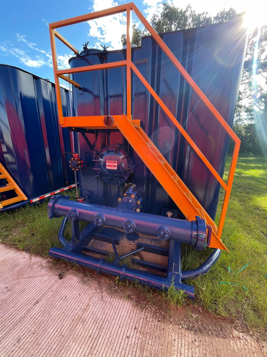 Front of a 21,000 gallon refurbished dragon frac tank (blue)