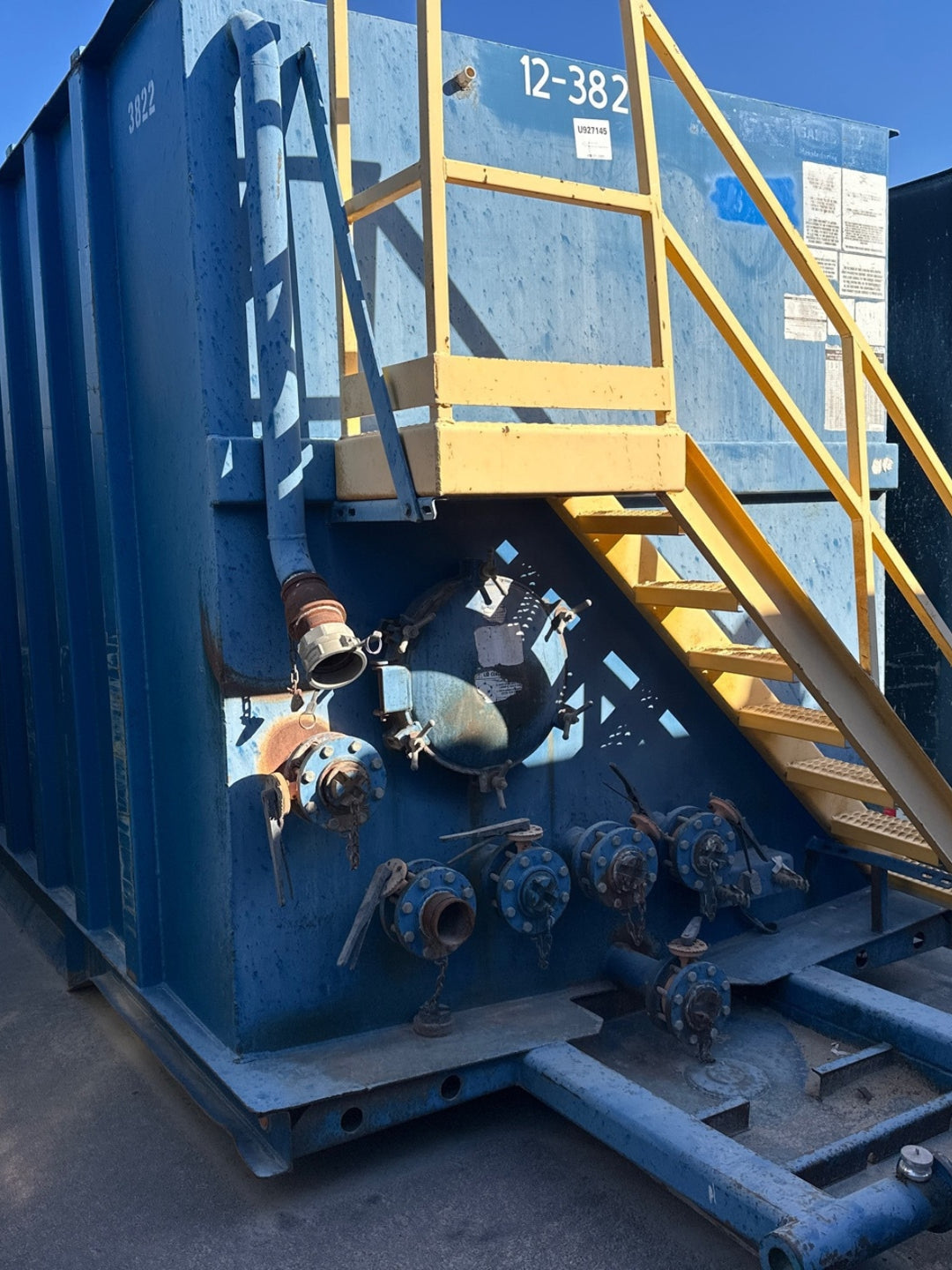 Front of blue Sabre flat top frac tank #12-382