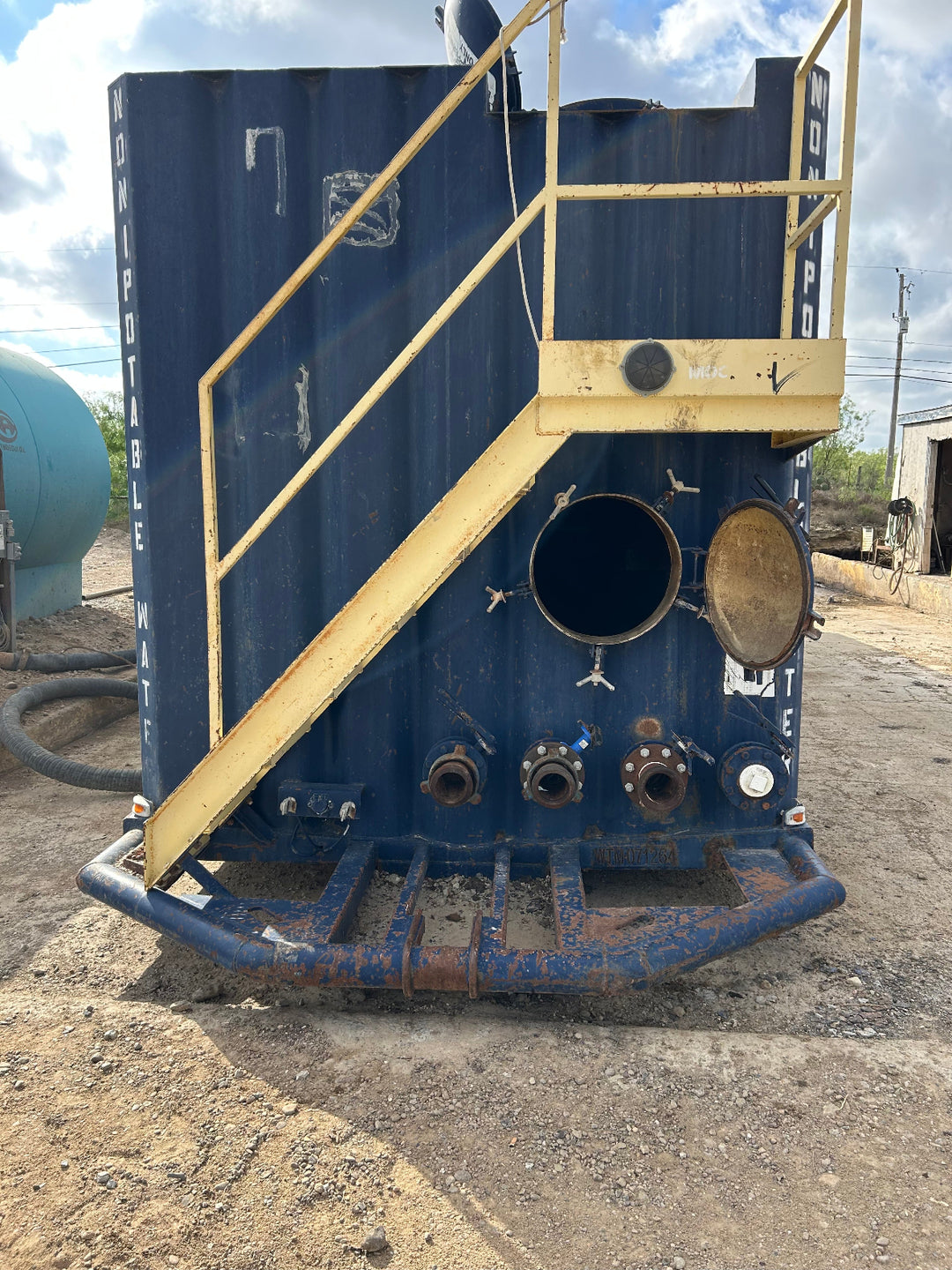 Front of Wichita flat roof frac tank #071264 vapor tight