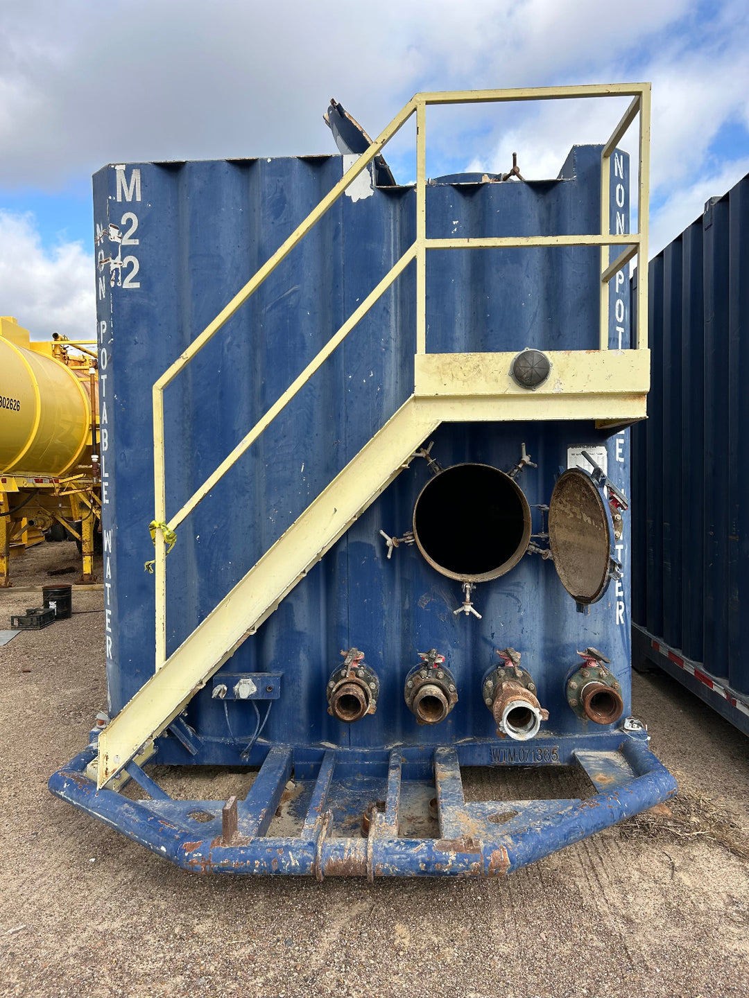 Front of Wichita flat top frac tank #071365 vapor tight