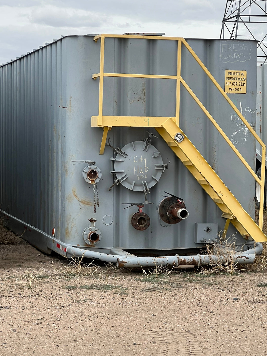 Front of gray 21,000 gallon flat top frac tank #WF006