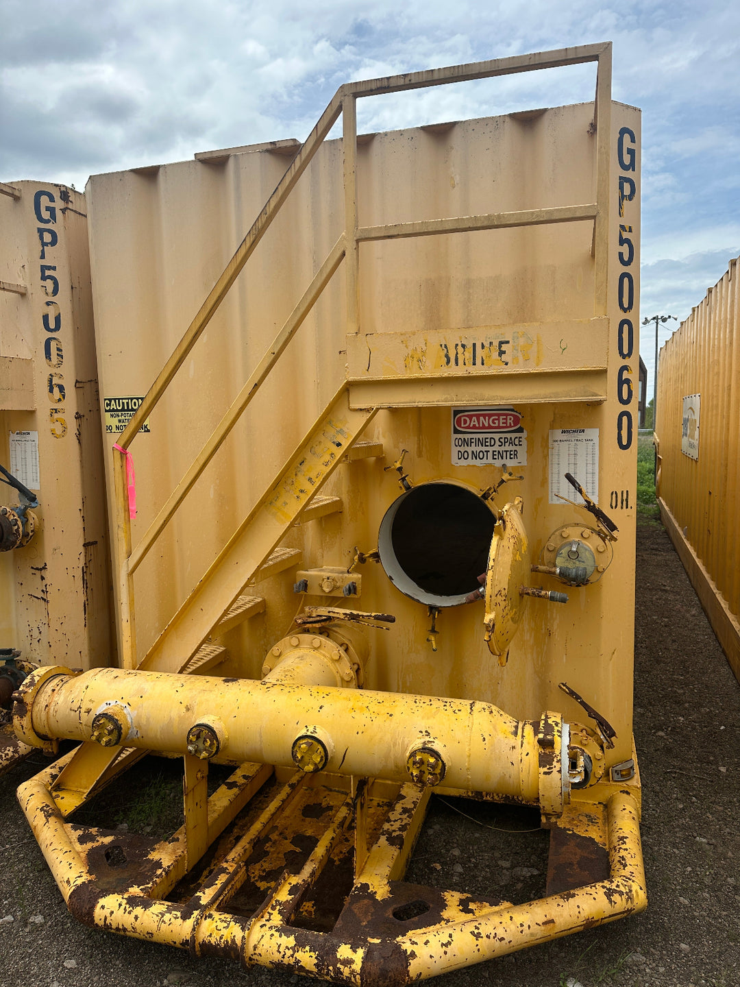 Front of yellow Wichita 21,000 gallon flat top frac tank #GP50060