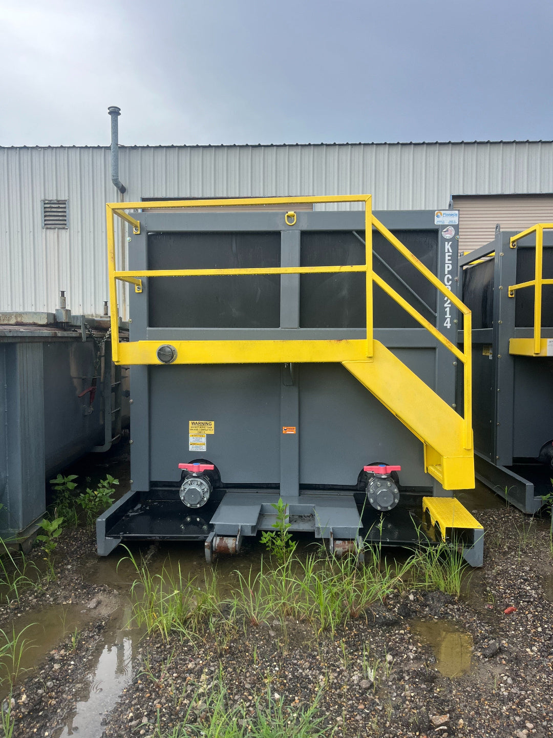 Front of Pinnacle mini frac tank (6,300 gallons)