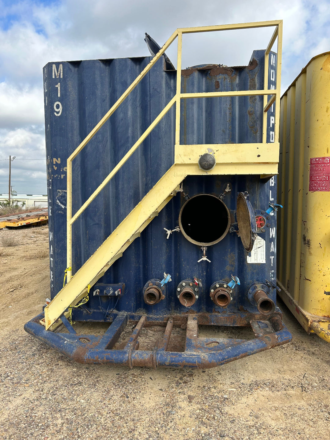 Interior of wichita flat top frac tank #071263 vapor itght