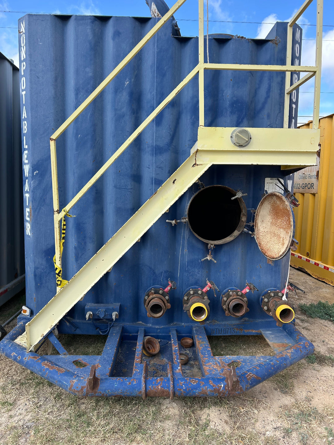 Front of wichita flat top frac tank #071379 vapor tight