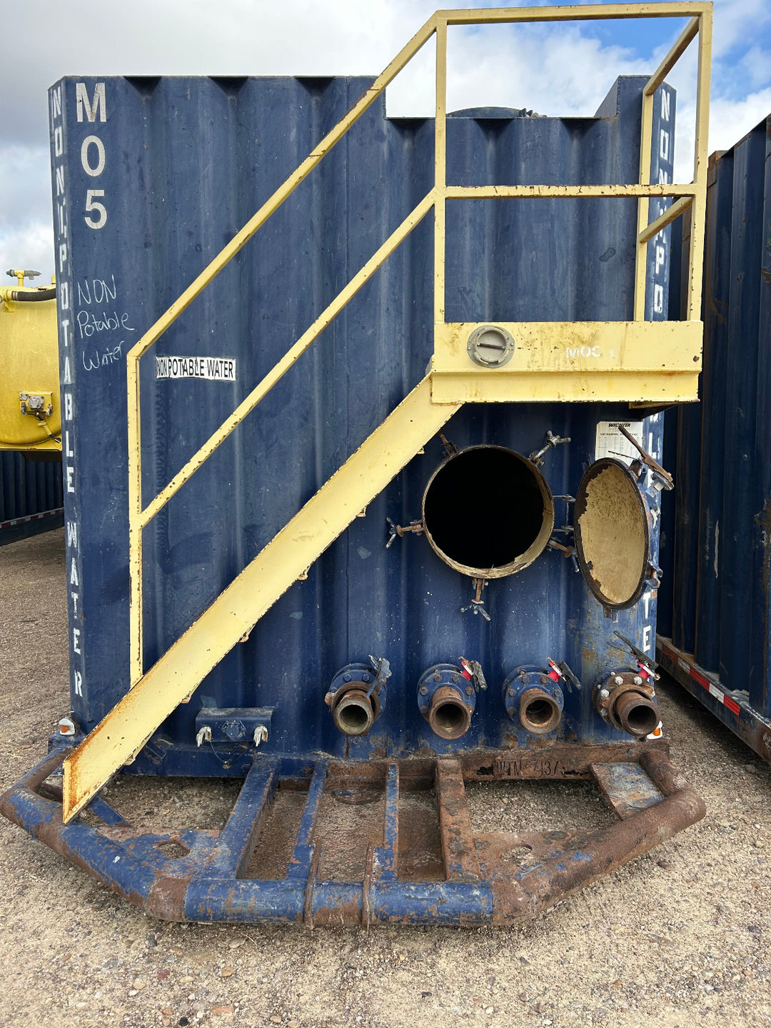 Front of Wichita flat top frac tank #07137