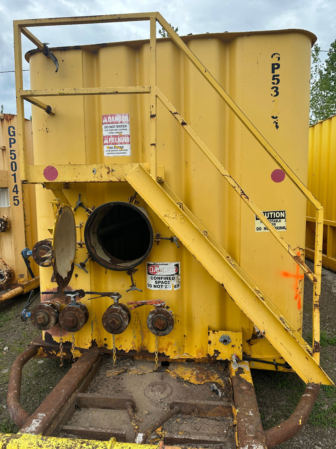 Front of yellow 21,000 gallon Dragon flat top frac tank #GP53104