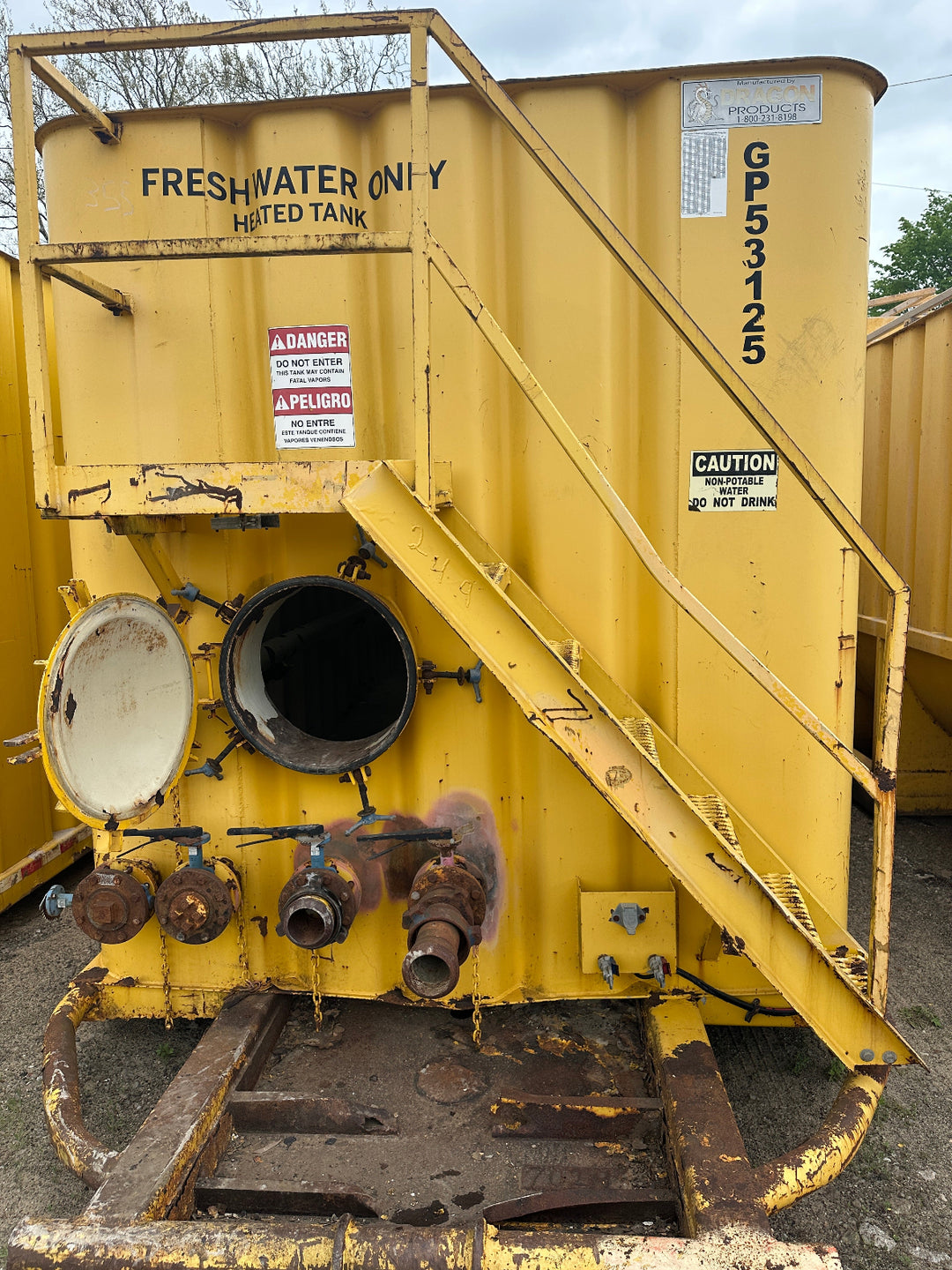 Front of yellow 21,000 gallon Wichita flat top frac tank #GP53125
