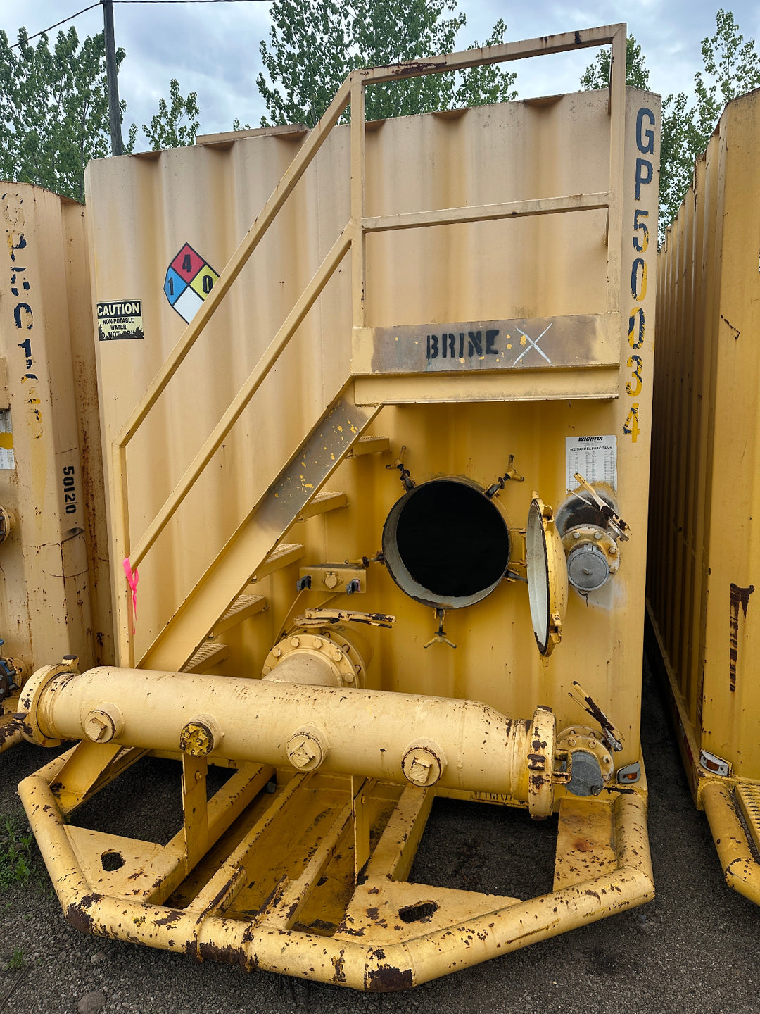 Front of yellow 21,000 gallon Wichita flat top frac tank #GP50034