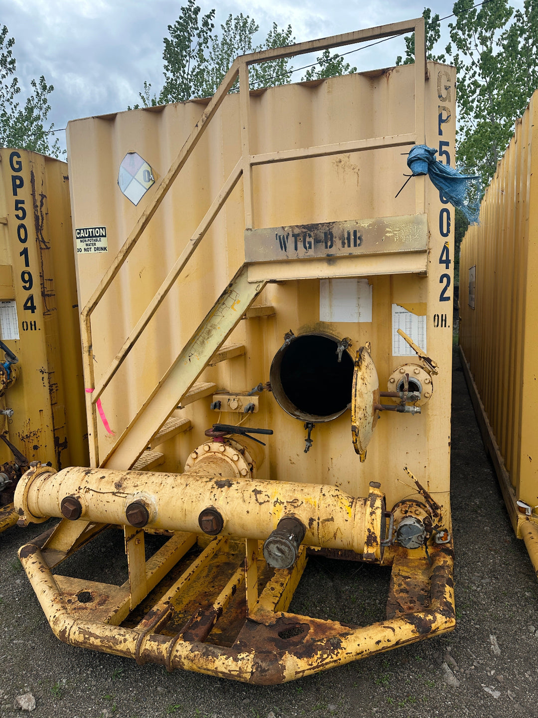 Front of yellow 21,000 gallon Wichita flat top frac tank #GP50042