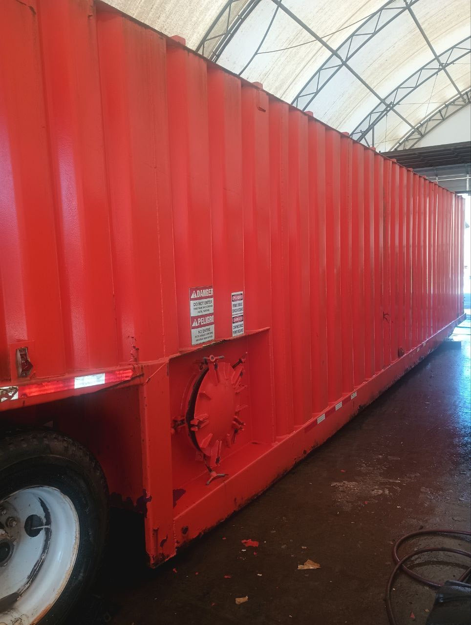 Dragon Flat Roof Frac Tank with External Manifold *RED* (21,000 gal.) (27864)
