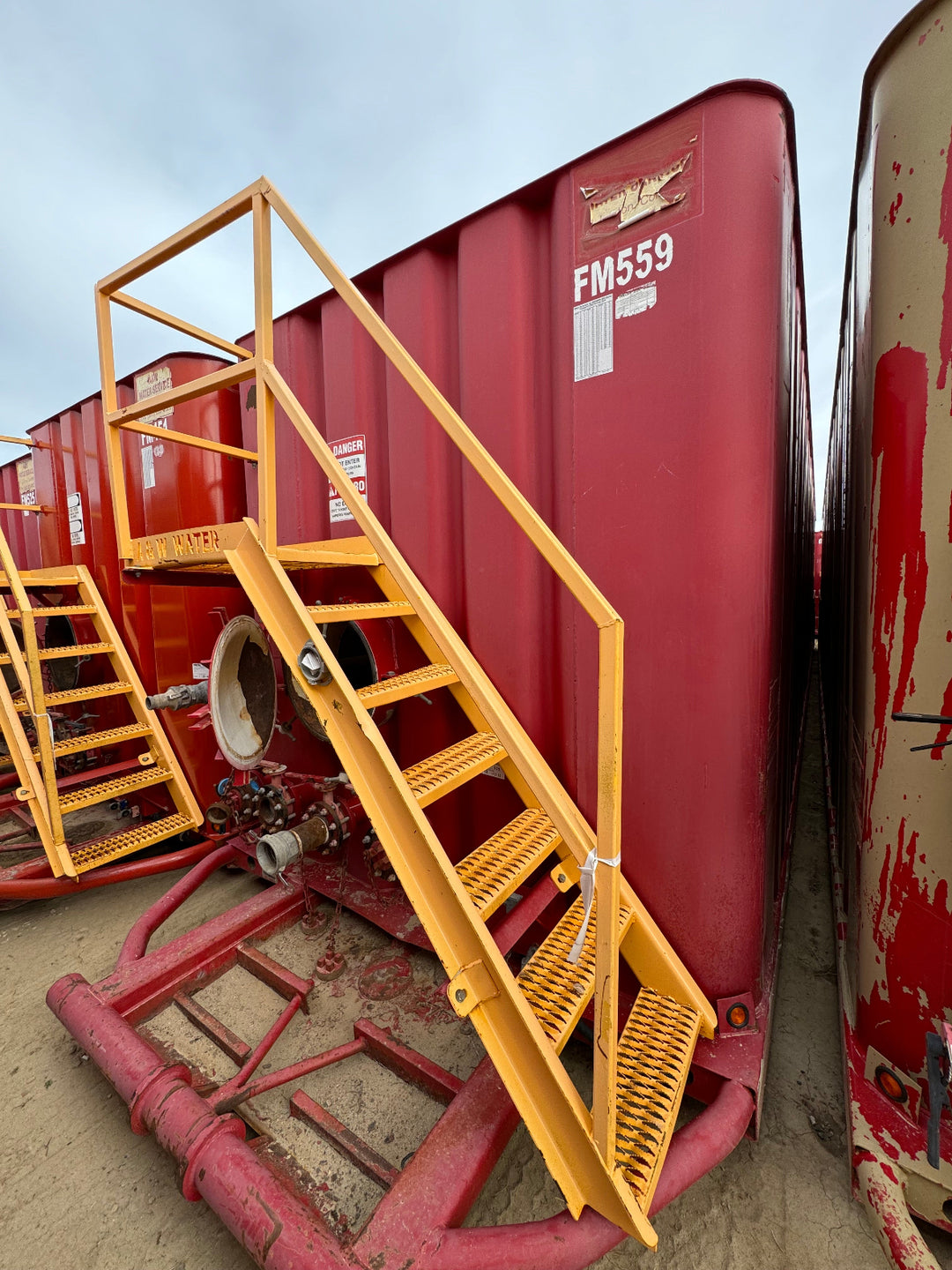 Dragon Flat Roof Frac Tank with Internal Manifold *RED* (21,000 gal.) (FM559)