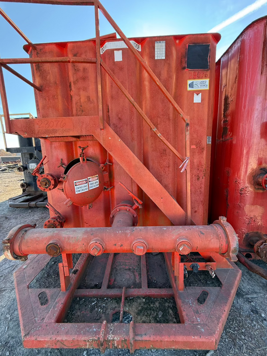 Salty's Flat Top Frac Tank with External Manifold *RED* (21,000 gal.) (28076)