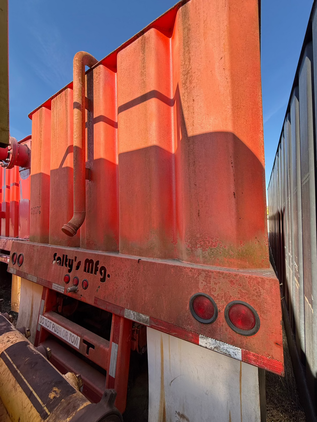 Salty's Flat Top Frac Tank with External Manifold *RED* (21,000 gal.) (28076)
