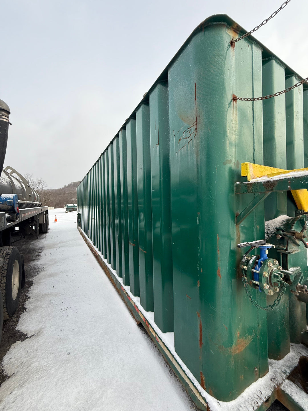 Dragon Flat Roof Frac Tank with External Manifold *GREEN* (21,000 gal.) (8392)