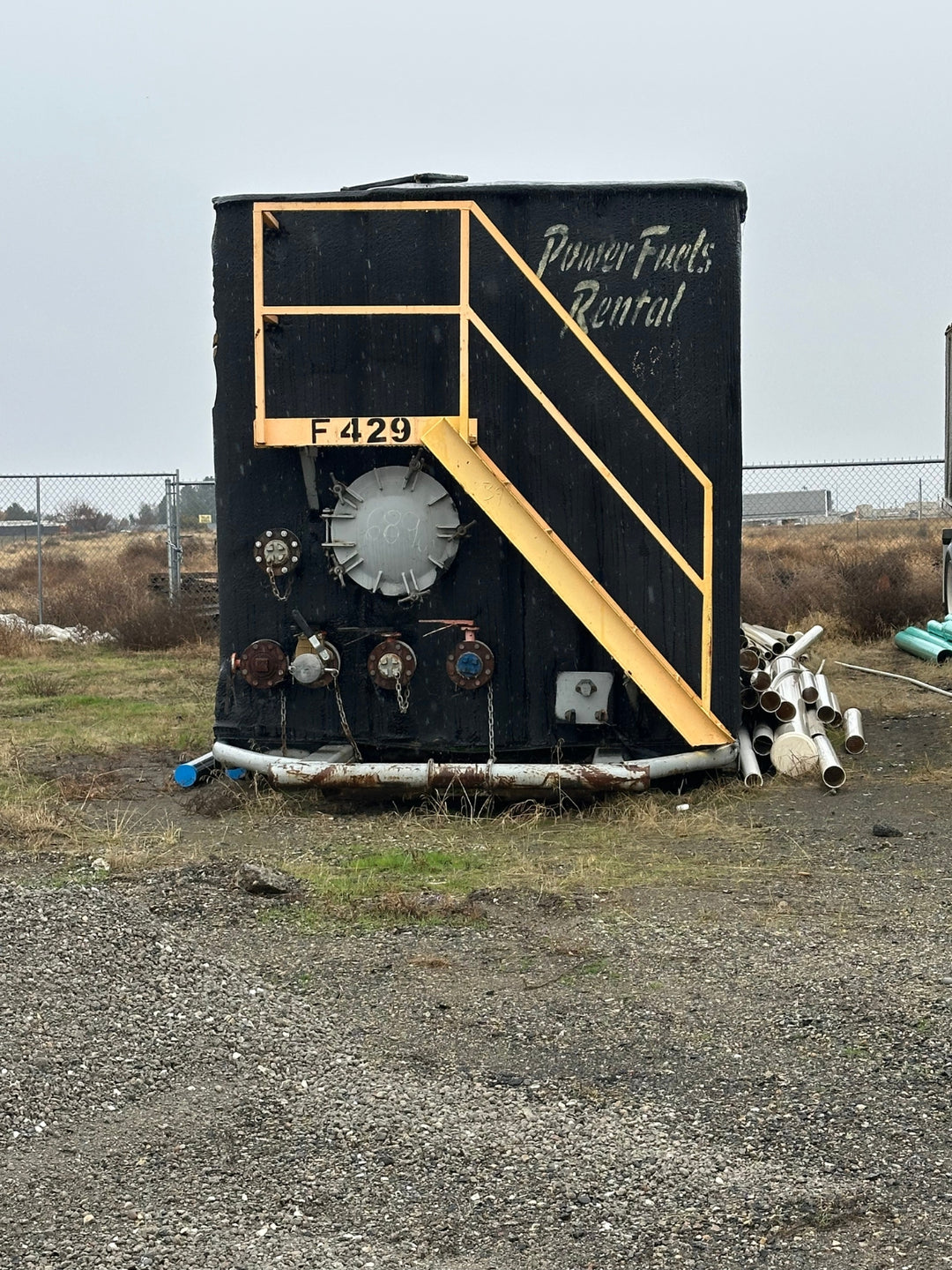 Front of insulated Dragon flat top frac tank #F429