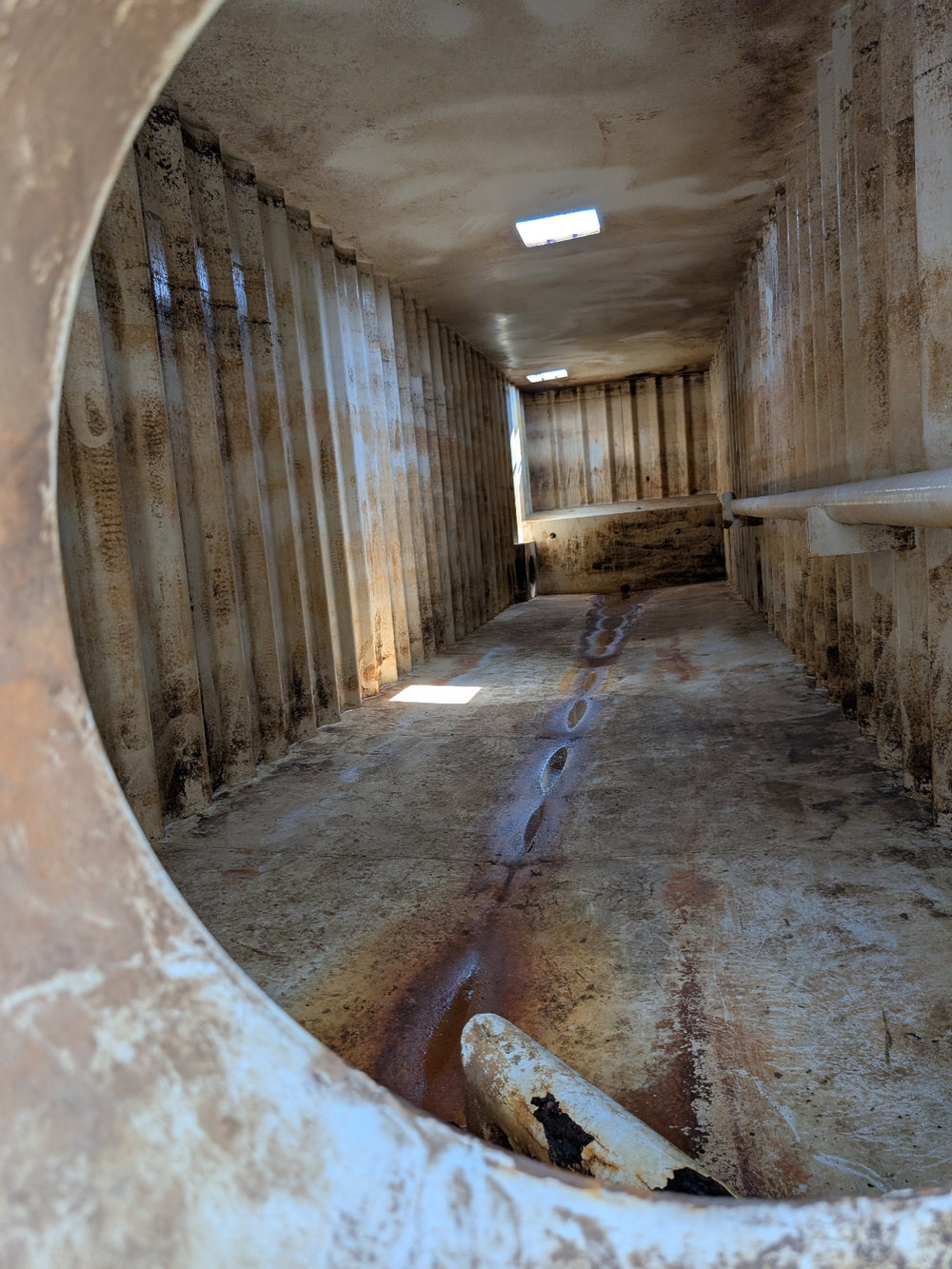 Interior of flat top frac tank