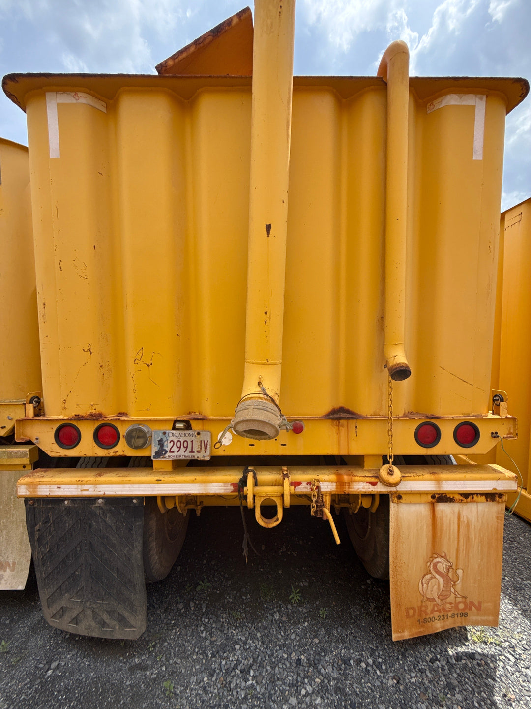 Rear view of Dragon flat top frac tank #GP54515