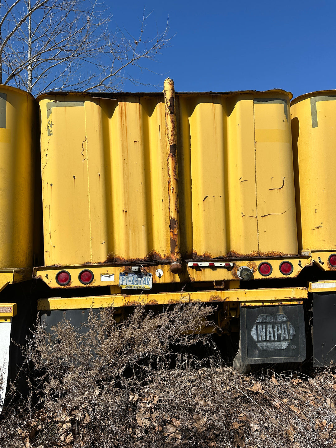 Rear view of the yellow Wichita 21,000 gallon frac tank #0760295